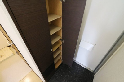 【玄関】 | レオネクストあさひ | 大型シューズボックス完備により女性でも収納が安心