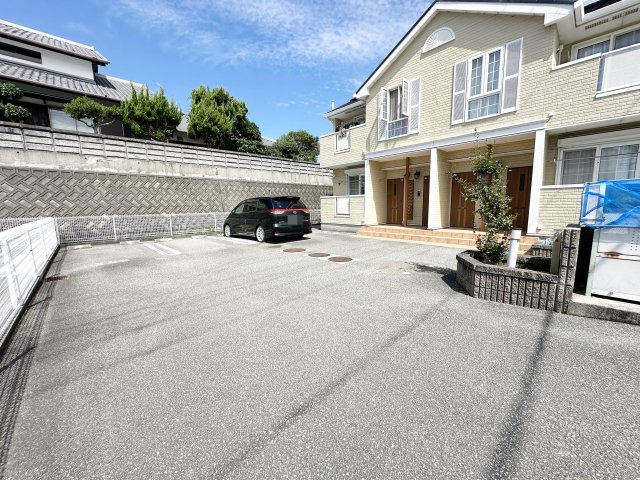 アルバⅡの駐車場
