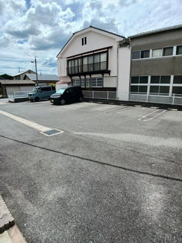 ジェルメ榎津の駐車場