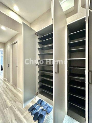 【玄関】 | 浅草田原町マンション | 【玄関】玄関には大型のシューズクローゼットを設置しておりますのでいつでもスッキリりとした空間を保てます。玄関周りを清潔に使うのはとても大事なことですよね。