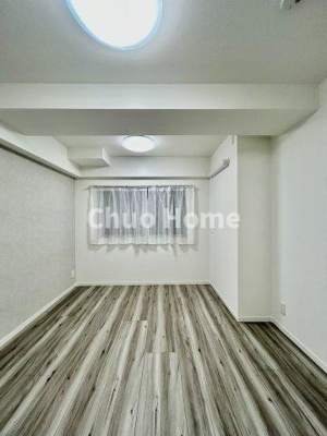 【寝室】 | 浅草田原町マンション | 【寝室】心と体をゆったりと安らげる主寝室。寝室のゆとりが大きい分だけ、暮らしの安らぎは深まります。一日の疲れを癒すだけでなく、ご夫婦の親密な語らいを紡ぎ出します