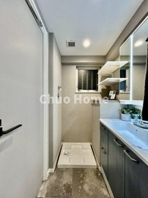 【ランドリースペース】 | 浅草田原町マンション | 【ランドリースペース】担当者がスケールを持ち歩いておりますので、ご見学時には現在お使いの洗濯機などがきちんと収まるかなどもチェックして下さい。見学前に測っておくと非常に便利だと思います。