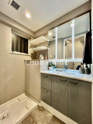 【脱衣所】 | 浅草田原町マンション | 【洗面所】明るい洗面所は朝をすっきりさせてくれる空間です。バタバタしている忙しい朝でも収納が多い洗面台では短い時間で効率良く支度ができます。