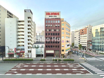 【展望】 | 浅草田原町マンション | 手を伸ばせば、ふれることが出来そうな環境が、そのままインテリアになったような印象です。その豊かな眺望にふさわしい空間には、通風・採光にも優れ、心地よい光と風があふれています