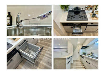 【キッチン】 | 浅草田原町マンション | 【システムキッチン】ワイドで収納豊富な使い勝手の良いシステムキッチンには、食洗器や伸縮タイプのキッチン水栓、三ツ口コンロ・魚焼きグリルなどの便利な設備が標準完備されています。