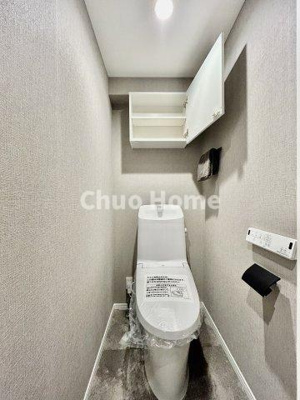 【トイレ】 | 浅草田原町マンション | 【トイレ】 収納スペースをしっかりと確保した温水洗浄便座機能付きトイレ。温水洗浄便座は清潔にお使いいただくための大切なアイテムです。