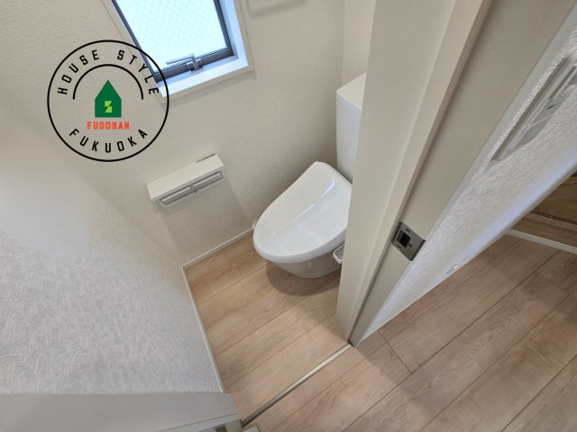 春日市紅葉ケ丘西2丁目第7-2棟（1号棟）の内観：施工例|トイレ・ウォシュレット付。快適で衛生的な洗浄機能付温水シャワートイレです。収納や手すりもついてます。