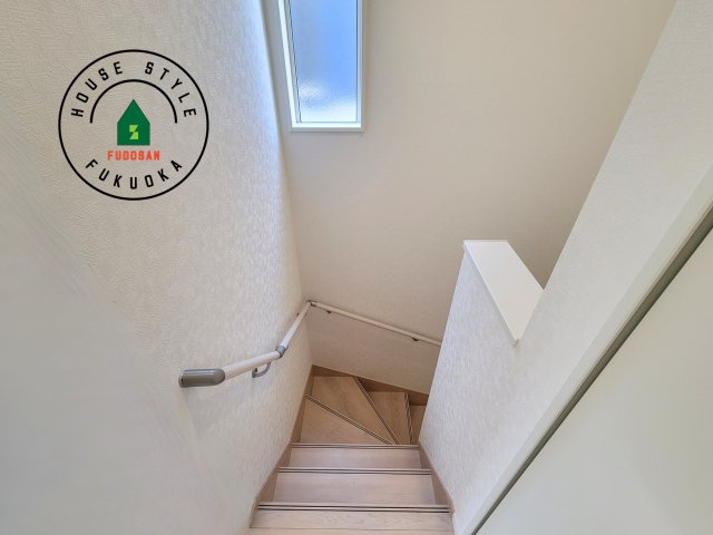 春日市紅葉ケ丘西2丁目第7-2棟（1号棟）の内観：施工例|＜手すり付階段＞手すりがないと階段の昇り降りで危険なことはもちろん、壁に手をつきながら歩くことで壁紙が汚れやすくなります。すべての方に快適に昇り降りしていただくため、手すりを設置しました。