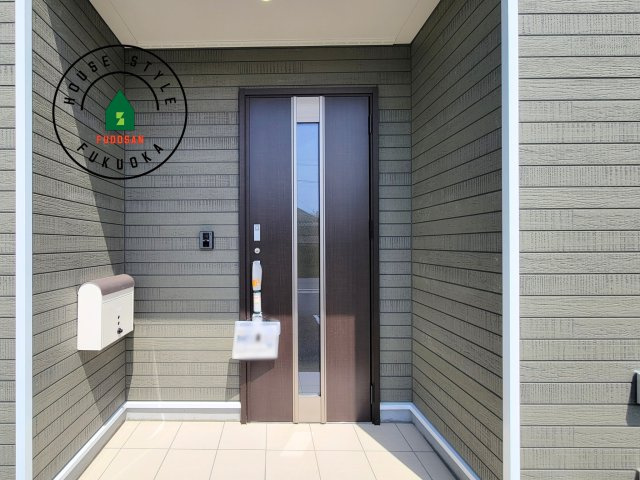 春日市紅葉ケ丘西2丁目第7-2棟（1号棟）の外観：施工例|地盤調査済 / 玄関へ向かうまでのアプローチに漂う上質が期待感をもたせます。玄関は建物の顔。落着きを醸し出した自己主張が心に訴えてきます。