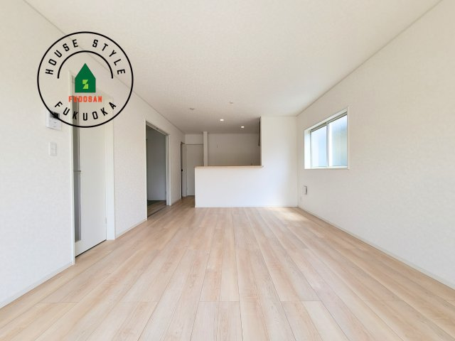 春日市紅葉ケ丘西2丁目第7-2棟（1号棟）の内観：施工例|キッチンからリビングをしっかり確認できます。家族の笑顔があふれる空間になりそうですね。※家具はCGを合成したものです。