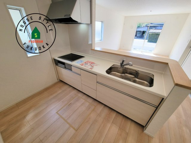 春日市紅葉ケ丘西2丁目第7-2棟（1号棟）の内観：施工例|カウンターキッチンなら、リビングで遊ぶ子供の様子を見ながら料理ができるので安心です。料理を運んでもらったり、子供にお手伝いしてもらいやすいのもいいですね。