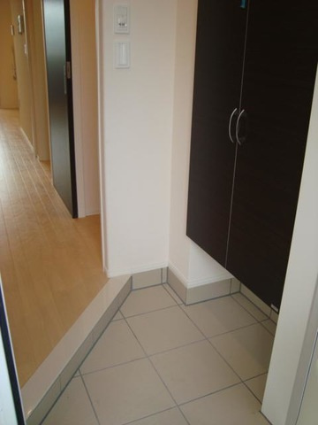 カーサブリランテ櫛原の玄関|シューズボックス付きの玄関です☆