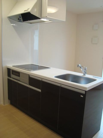 カーサブリランテ櫛原のキッチン|3口コンロ・グリル付のシステムキッチンです♪