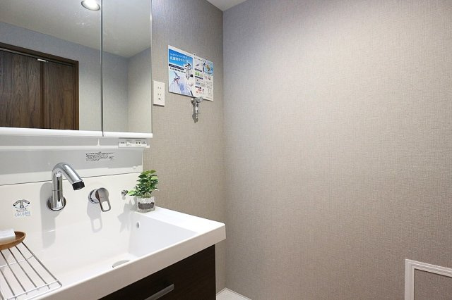 立花グリーンハイツ1号棟の独立洗面台|明るい洗面化粧台で、毎朝の支度もはかどります。 鏡裏と洗面台下に収納スペースがあり、日用品、スキンケア用品などもたくさんしまえてすっきりとした空間を保つことができます。