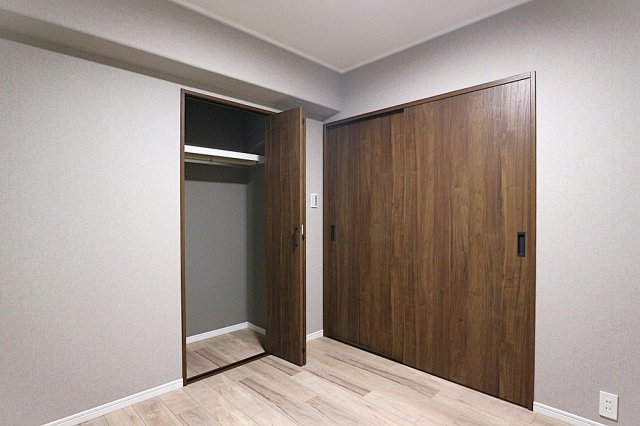 立花グリーンハイツ1号棟の洋室|-洋室4.5帖-
全居室収納スペース有。クローゼット収納付きで、お部屋がすっきり片付きます。