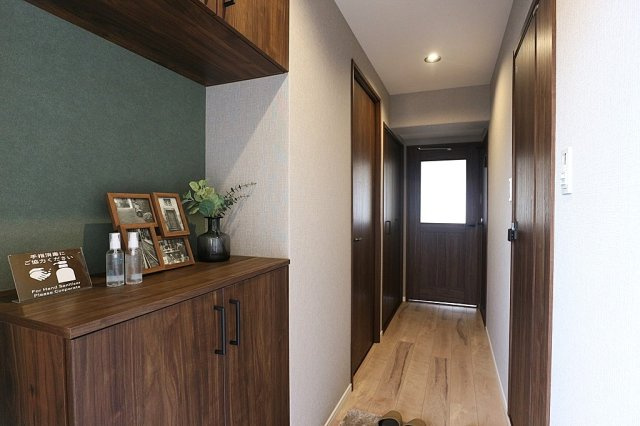 立花グリーンハイツ1号棟の玄関|シューズボックスつきなので、 靴箱の上にはインテリアなどを飾っておいたりと、自由にカスタマイズして楽しむことができます。