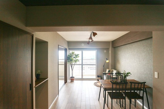 立花グリーンハイツ1号棟の居間・リビング|リビングを中心として2つの居室が隣接しています。
家族が顔を合わせやすい間取り、家族のコミュニケーションが自然と増えますね。