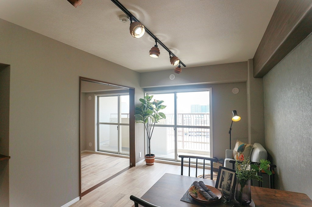 立花グリーンハイツ1号棟の居間・リビング|リビングと洋室の境の扉が大きく開放できます◎ リフォームの際にクロス・フローリング張替済の為、室内大変美麗です。 ぜひ一度、ご内覧ください。