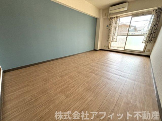 【居間・リビング】 | Yマンション | 洋室9帖　※左右反転イメージ