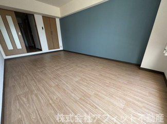 【寝室】 | Yマンション | 洋室9帖　※左右反転イメージ