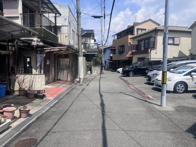 【建築条件付き土地】サン・タウン深野北１丁目の前面道路含む現地写真|■向かいは駐車場で抜けてます♪♪
