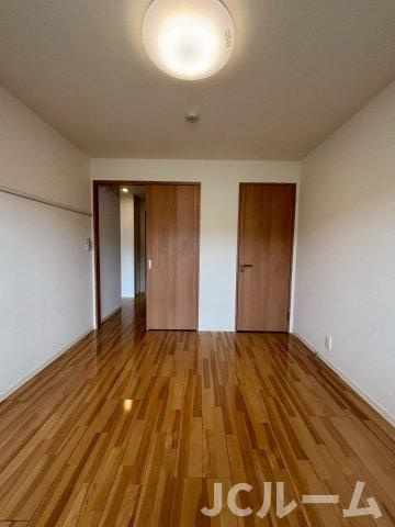 柏崎市松美１丁目のアパートの洋室