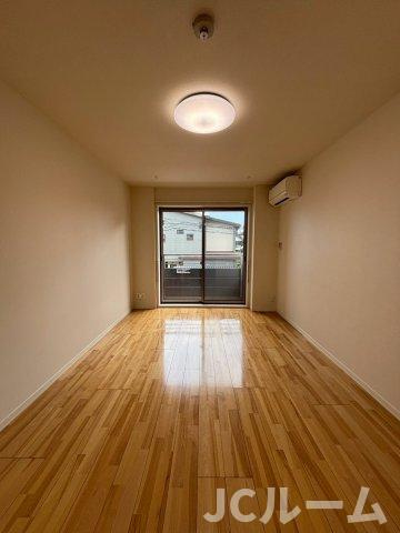 柏崎市松美１丁目のアパートの居間・リビング