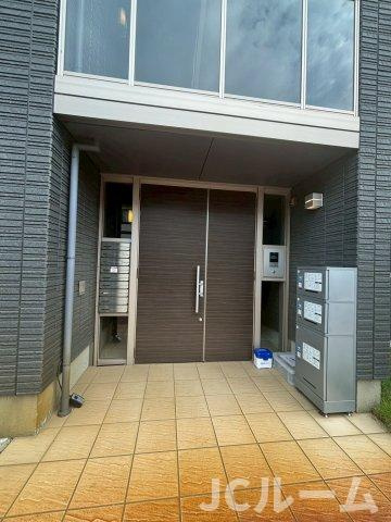 柏崎市松美１丁目のアパートのエントランス