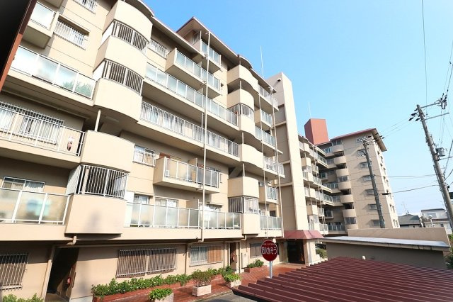 南宝塚ビューハイツ南4棟の外観|阪急「小林」駅徒歩5分の好立地◎現地外観写真です。