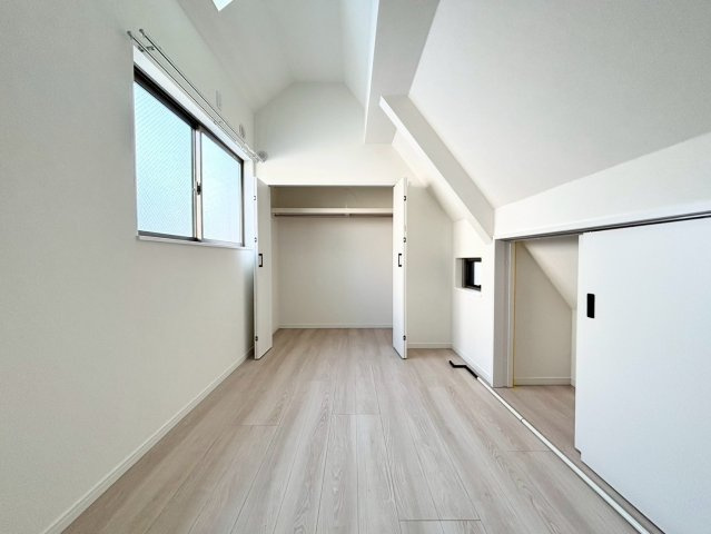 世田谷区千歳台5丁目　中古戸建の洋室|白を基調とした室内は、明るい空間を造り出すだけでなく、清潔感をもたらしてくれます。

ご内見希望・資料請求などお気軽にお問い合わせ下さい！
03-5990-5201