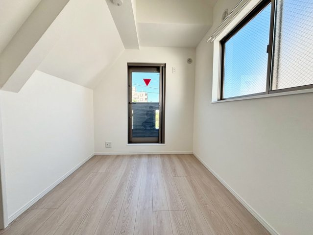 世田谷区千歳台5丁目　中古戸建の洋室|自分だけのプライベート空間。明るく温もりを感じることができる居室です。

ご内見希望・資料請求などお気軽にお問い合わせ下さい！
03-5990-5201