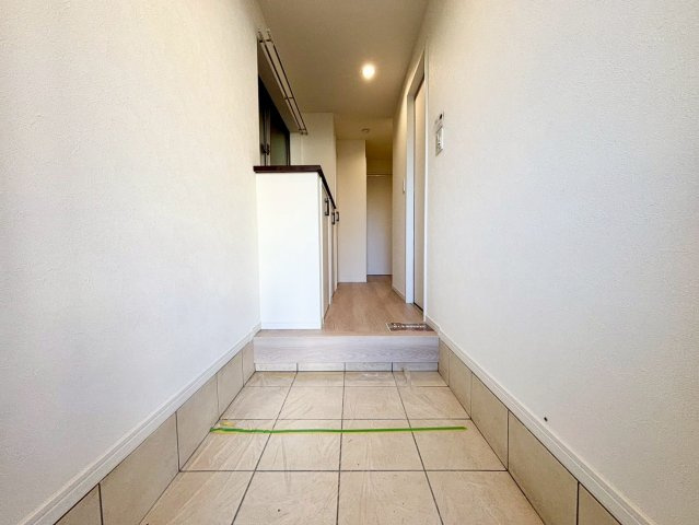 世田谷区千歳台5丁目　中古戸建の玄関|玄関横にはシューズボックスがついているため、片付いた玄関がキープできます！

ご内見希望・資料請求などお気軽にお問い合わせ下さい！
03-5990-5201