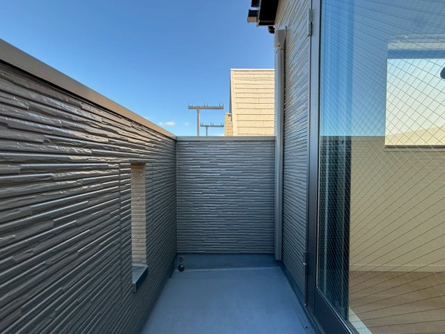 世田谷区千歳台5丁目　中古戸建のバルコニー|朝の澄んだ空気や、夕方の清々しい風を五感で感じられるバルコニー！

ご内見希望・資料請求などお気軽にお問い合わせ下さい！
03-5990-5201