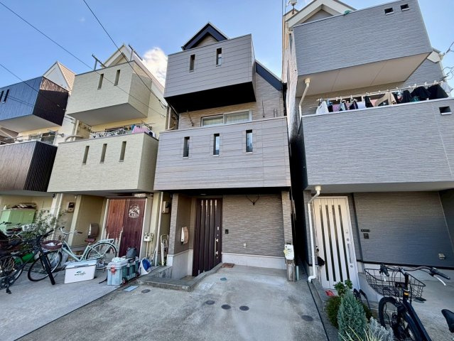 世田谷区千歳台5丁目　中古戸建の前面道路含む現地写真|都市機能の利便性と豊かな緑に恵まれた住環境。

ご内見希望・資料請求などお気軽にお問い合わせ下さい！
03-5990-5201