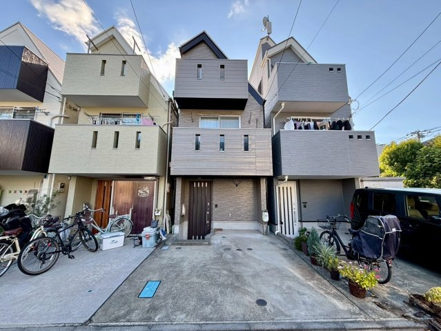 世田谷区千歳台5丁目　中古戸建の外観|オシャレな外観が特徴の邸宅。

ご内見希望・資料請求などお気軽にお問い合わせ下さい！
03-5990-5201