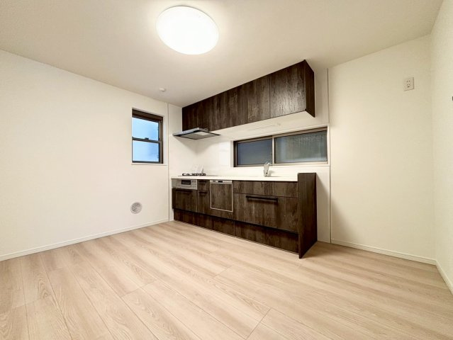 世田谷区千歳台5丁目　中古戸建のキッチン|白と木目調を基調にした落ち着きのあるリビング。お部屋のコーディネートも楽しめます！

ご内見希望・資料請求などお気軽にお問い合わせ下さい！
03-5990-5201