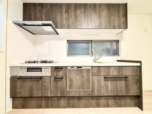 世田谷区千歳台5丁目　中古戸建のキッチン|ビルトインタイプの食洗機付き！家事の時間と、手洗いに比べて使用水量も軽減します！

ご内見希望・資料請求などお気軽にお問い合わせ下さい！
03-5990-5201