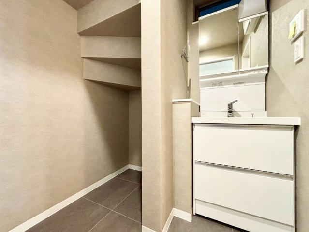 世田谷区千歳台5丁目　中古戸建の独立洗面台|清潔感のあるプライベート空間は、身だしなみチェックやお肌のお手入れに最適です。

ご内見希望・資料請求などお気軽にお問い合わせ下さい！
03-5990-5201