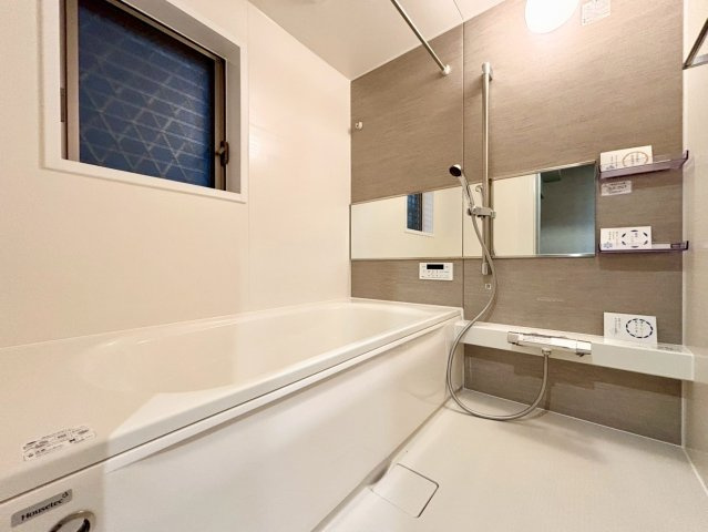 世田谷区千歳台5丁目　中古戸建の浴室|追い焚き機能付きのため、帰りが遅くなった日にも温かい湯船に浸かって疲れを癒すことができます。

ご内見希望・資料請求などお気軽にお問い合わせ下さい！
03-5990-5201