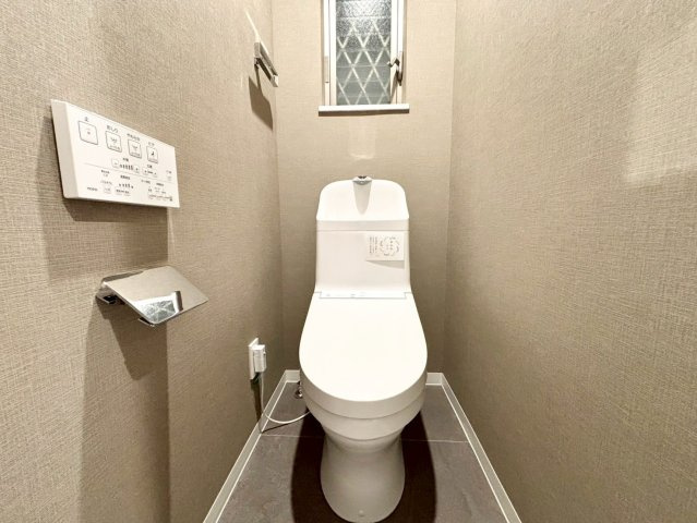 世田谷区千歳台5丁目　中古戸建のトイレ|明るく清潔感が溢れるトイレ。落ち着いた空間で安らぎのひとときをお過ごし頂けます。

ご内見希望・資料請求などお気軽にお問い合わせ下さい！
03-5990-5201