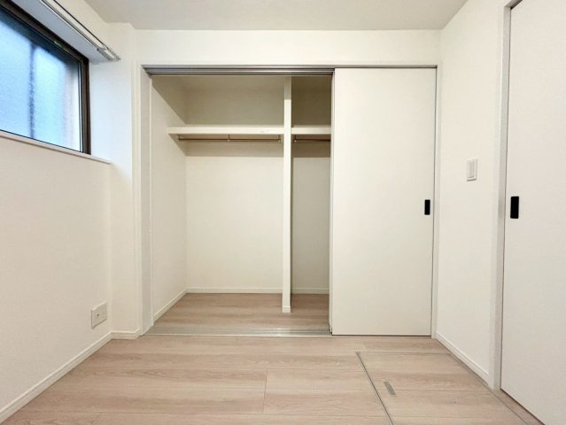 世田谷区千歳台5丁目　中古戸建の収納|部屋収納もバッチリです！見せる収納も流行っていますが、やはり見せない収納も大切ですね。

ご内見希望・資料請求などお気軽にお問い合わせ下さい！
03-5990-5201