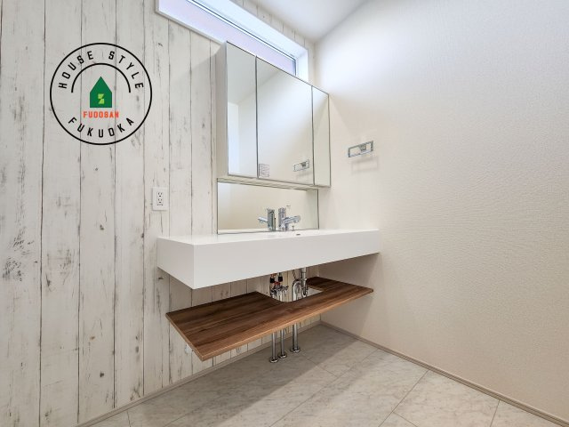 大野城市つつじヶ丘3丁目第1-2棟（2号棟）の独立洗面台|毎日使うものだから清潔な空間を保ちたい水回り。洗面にはそんな願いを解消させてくれる収納アイデアが満載です。三面鏡の裏側にはキャビネットが現れ小物から背の高い物まで収納できます。