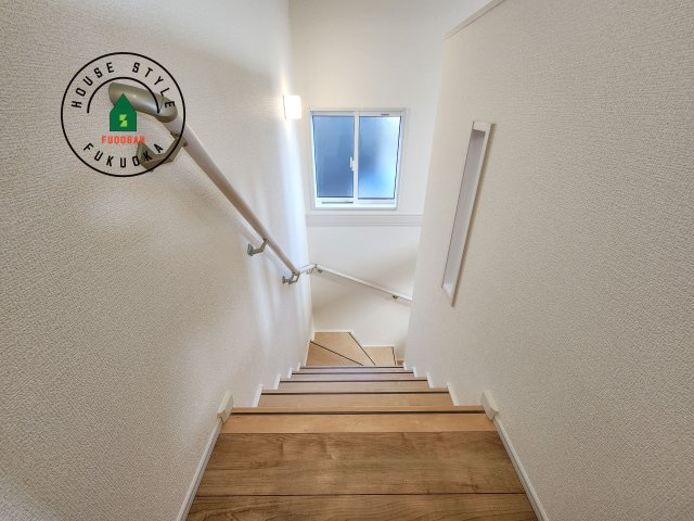 大野城市つつじヶ丘3丁目第1-2棟（2号棟）の内装|＜手すり付階段＞手すりがないと階段の昇り降りで危険なことはもちろん、壁に手をつきながら歩くことで壁紙が汚れやすくなります。すべての方に快適に昇り降りしていただくため、手すりを設置しました。