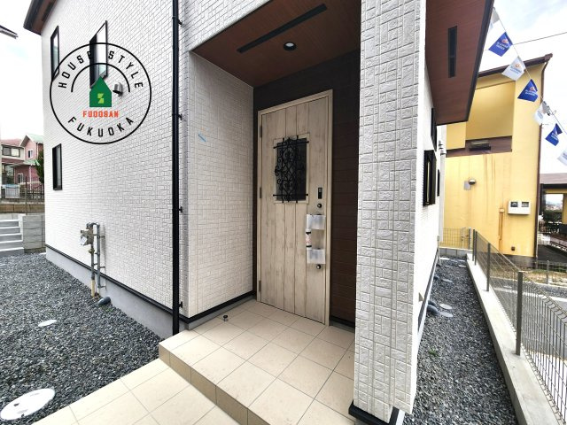 大野城市つつじヶ丘3丁目第1-2棟（2号棟）の玄関|おでかけの時も帰った時も、「我が家」を最初に感じでもらえる素敵な空間に。