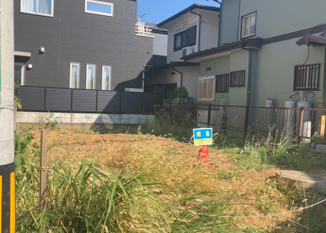 【外観】 | 土地を買う際、住む地域の自治体や福祉の補助制度にも注目してみましょう。子供や老人の医療補助やゴミ出しのルールなど、自治体によってルールに大きな違いがあるため、暮らしやすい土地で判断するとよいでしょう。