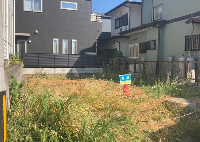 【外観】 | 現地に行くなら、物件の周囲の地形がどうなっているかを見ることも大切です。周辺より低くなっている土地では、大雨などで水が集まりやすいため、地盤が弱くなっているということも考えられるため、注意が必要です。