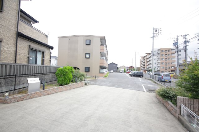 コスモなかねの駐車場