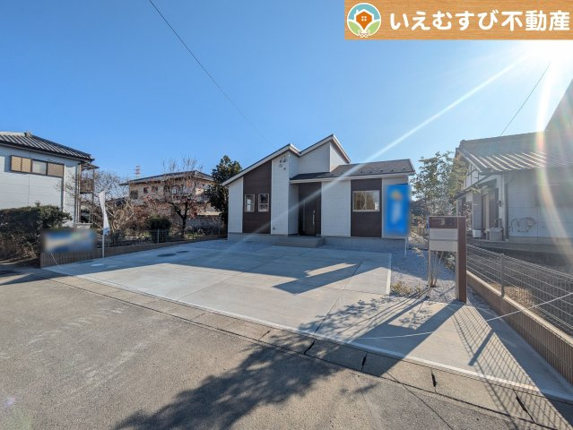 BLOOMING GARDEN　本庄市今井の駐車場|並列3台駐車可能なゆとりのカースペース
複数台車をお持ちでも、お友達が遊びに来てもゆとりの駐車スペース！