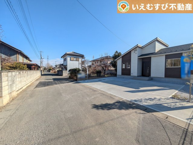BLOOMING GARDEN　本庄市今井の前面道路含む現地写真|充分な広さの5ｍ前面道路
間口が広くお車の出し入れも問題なく行えるスペースが確保されています♪