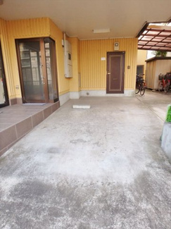 【駐車場】 | 敷地内屋根付き駐車場　20,000円/月額